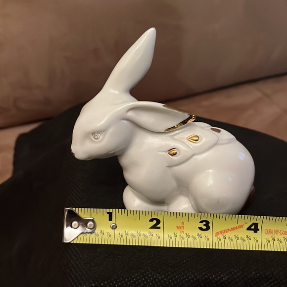 Vintage CAPODIMONTE BUNNY with 24 k hand painted accents - Picture 6 of 9